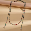 Sautoir bohème perles de verre colorées et perles blanches sur présentoir minimaliste - Collier-Multicolore