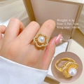 Detailansicht des Goldblumenrings mit Perlenakzenten und funkelnden Zirkonia-Steinen - Fünfblättrige Blumen-Perlen-Verstellbarer Ring (J0089)