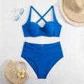 Primer plano del bikini azul real de talle alto con tirantes cruzados y detalle de pliegues - S / Azul