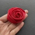 Vue détaillée des pétales de rose en satin rouge montrant la taille et la texture du tissu - Petit 4.5CM / Rouge