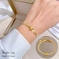 Bracciale minimalista in acciaio al titanio dorato con pendente a V indossato al polso - Oro (T113)