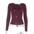 Dettaglio della maglia bordeaux a maniche lunghe con decorazioni in cristallo lucido - S / Borgogna