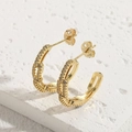 Boucles d'oreilles irrégulières en C plaquées or 14K avec zircons sur marbre - Style Trombone (ES2127-1)