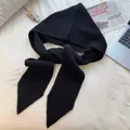 Primer plano del pasamontañas de punto negro con textura de canalé y estilo invernal - Juego integrado de gorro y chal / Negro