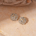 Détail macro de boucles d'oreilles fleurs dorées avec cristaux sur fond de pierre - Fleur en Strass (Argent) / Argenté