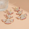 Makroansicht vergoldeter fächerförmiger Ohrringe mit rosa und weißen Schmucksteinen - Rosa (S925 Silbernadel)