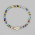 Dettaglio del bracciale di perle di cristallo colorate con un ciondolo dorato lettera B - Lettera B