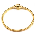 Nahaufnahme der 3mm goldenen Schlangenkette mit Hochglanzstruktur und Zylinderverschluss - 17cm / Fassverschluss Gold