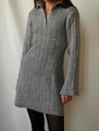 Mini abito grigio in maglia aderente con spalle scoperte e maniche lunghe svasate - S / Grigio