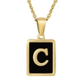 Detalle del colgante cuadrado de oro de 18K con esmalte negro y letra C en cadena fina - Letra C