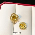 Detailansicht einer 1,3 cm goldenen Kleeblatt-Brosche mit gelbem Edelstein und Kristallen - Goldener Klee mit gelbem Zirkonia C109