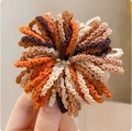 Elastische gewellte Haargummis in Orange- und Brauntönen mit kleinem Kristallanhänger - Kaffee Spirale Doppel 50 Stk. mit Dose