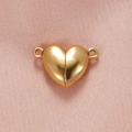 Cierre magnético dorado en forma de corazón sobre seda rosa para joyas de pareja - Dorado