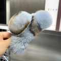 Dettaglio della maxi molletta per capelli in pelliccia di coniglio rex blu e marrone - Extra grande / Stampa Leopardata Grigia