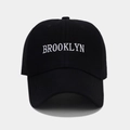Gros plan de la broderie blanche Brooklyn sur une casquette de baseball en coton noir texturé - Réglable / Noir