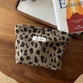 Trousse à maquillage en velours côtelé léopard sur table en bois avec livre blanc - Léopard Brun