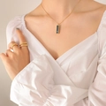 Collana minimalista in titanio dorato con pendente G in acrilico nero su modella - 40+5cm / Oro