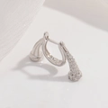 Nahaufnahme von S925 Sterling Silber Creolen mit mikroverlegter Zirkonia-Verzierung - C-Stil Platinsilber Hornform