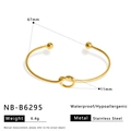 Vista detallada del brazalete geométrico de acero inoxidable dorado con medidas - Estilo de Lazo de Nudo Minimalista (NB-B6295)