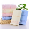 Serviettes en coton épais avec motifs géométriques en tons pastel rose, jaune et bleu - Assortiment multicolore