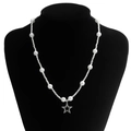 Dettaglio della collana di perle finte bianche con perline d'argento e ciondolo a stella - Argento