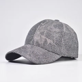 Détail de la casquette grise avec strass motif animal et visière incurvée élégante - Réglable / Gris