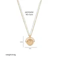 Detalle del colgante moneda mapamundi 2x2,2cm en collar de titanio dorado con medidas - Mapa