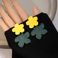 Boucles d'oreilles pétales double couche en jaune et vert foncé mat contrasté - E4942-2/Vert Fleur 3D Jaune Vert