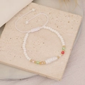 Dettaglio del braccialetto di perline fatto a mano con perla su una base di pietra - Bianco
