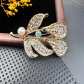 Broche feuille dorée vintage avec cristaux étincelants et accent de perle - BZ097 Grappe de Fleurs en Perles