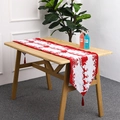Détail du chemin de table de Noël avec motifs de renne et glands rouges suspendus - Style C Traîneau de Renne