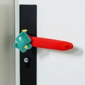 Detalle de la funda roja de punto para pomo de puerta con diseño de árbol de Navidad verde - Árbol de Navidad