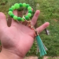 Dettaglio del braccialetto in perline di silicone verdi con nappa e chiusura dorata - Verde Menta (Stile 7)