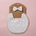 Détail d'un bavoir bébé en dentelle blanche avec pompons et bandeau assorti - Style Broderie Dentelle Blanc Pur (12)
