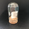 Espécimen de mineral de cristal natural en cúpula de vidrio con base de corcho - Calcita