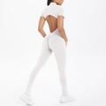 Detail eines weißen Kurzarm-Fitnessbodys mit herzförmigem Rückenausschnitt und Scrunch Butt - S / Off-White Grau