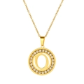 Detalle del collar con letra O dorada, diseño de doble anillo y circonitas brillantes - Letra O