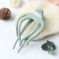 Pince à cheveux vert clair mat au design évidé présentée sur un corail blanc pur - Bleu Ciel Brillant
