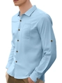 Détail d'une chemise en lin bleu clair avec poche de poitrine et texture fine - S / Bleu Ciel