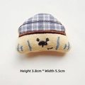 Detalle del parche de oso de peluche con gorro a cuadros y medidas Al 3,8 x An 5,5 cm - Estilo DIY (Apertura trasera) / Perro Amarillo con Sombrero de Cuadros