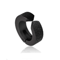 Dettaglio dell'orecchino a clip nero opaco con finitura testurizzata e design punk a C - Stile 7-13mm