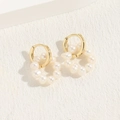 Pendientes de aro bañados en oro de 14K con perlas de agua dulce naturales blancas - Estilo de perlas de agua dulce