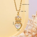 Collana a cuore dorata con ciondolo in zircone colorato su sfondo di conchiglia - Corona a Cuore Oro 392