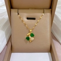 Collier en acier titane doré avec trèfle en émeraude et zircons dans un coffret à bijoux - Pendentif En Cuivre Et Chaîne En Acier Titane E314