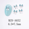 Détail d'un bijou d'ongle nœud en métal 6,5x7,5mm avec strass bleus sur faux ongle - Style Nœud Papillon (A652)