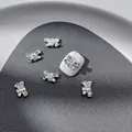 Bijoux d'ongles nœuds en argent avec zircons sur plateau céramique et ongle blanc - #15 Nœud en Alliage Argenté