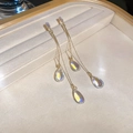 Vista macro de pendientes dorados con borlas y cristales iridiscentes de estilo francés - Gota de Agua Aurora Dorada (51# Silver Earring Post)