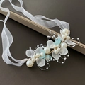 Serre-tête fleur bleue et blanche avec perles et rubans élégants pour coiffure enfant - Bracelet de Fleurs Bleues