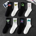 Graffiti-Socken-Set in Schwarz und Weiß mit trendigen Young and Free Punk-Aufdrucken - Einheitsgröße / Schwarz Und Weiß Sortiert (02-05-08-07-11-01-10-03)