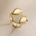 Anillo de corazón en cobre bañado en oro 18K con circonitas sobre fondo beige sobrio - Anillo Abierto Corazón Pavé (14569)
